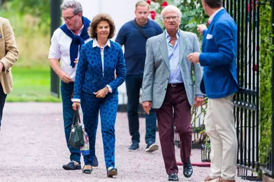 La reine Silvia et le roi Carl XVI Gustaf de Suède avec leur gendre Christopher O'Neill sur l'île d'Öland, le 10 juillet 2021