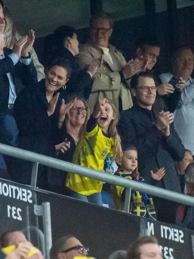 La princesse Estelle de Suède avec la princesse Victoria et les princes Oscar et Daniel à la Friends Arena à Solna, le 9 octobre 2021