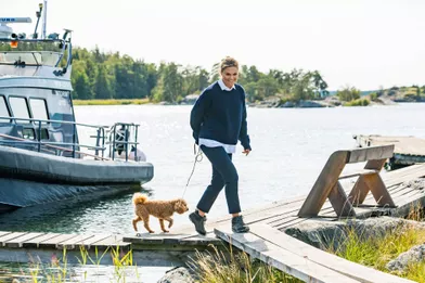 La princesse héritière Victoria de Suède sur l'île d'Utö avec son chien Rio, le 24 août 2021