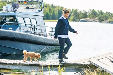 La princesse héritière Victoria de Suède en visite sur l'île d'Utö avec son chien Rio, le 24 août 2021