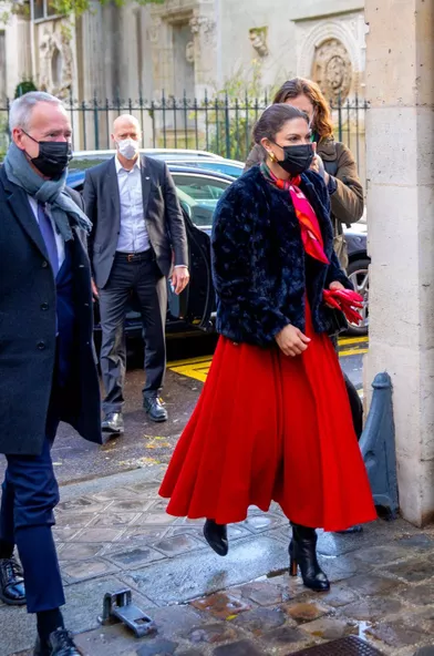 La princesse héritière Victoria de Suède en rouge et noir à Paris, le 5 décembre 2021