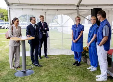 La princesse héritière Victoria de Suède et le prince Daniel dans un hôpital à Sköve, le 25 août 2021