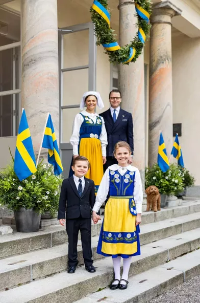 La princesse Victoria de Suède, le prince Daniel, la princesse Estelle et le prince Oscar devant le château de Haga à Solna, le 6 juin 2021