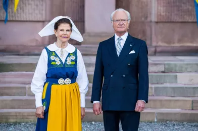 La reine Silvia et le roi Carl XVI Gustaf de Suède devant le Palais royal de Stockholm, le 6 juin 2021