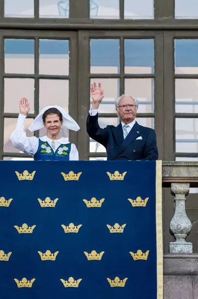 La reine Silvia et le roi Carl XVI Gustaf de Suède au Palais royal de Stockholm, le 6 juin 2021, jour de la Fête nationale