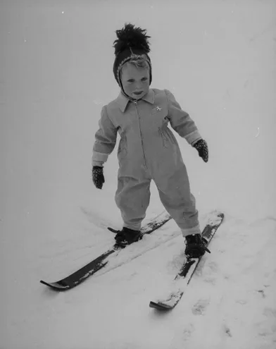 Le prince Carl Gustaf de Suède skiant dans le parc du château de Haga à Solna, le 1er mars 1949