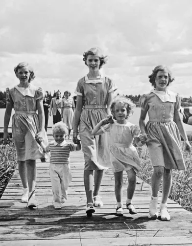 Le prince Carl Gustaf de Suède avec ses quatre grandes sœurs, le 17 juin 1949