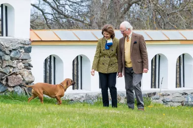 La reine Silvia et le roi Carl XVI Gustaf de Suède avec leur chien au château de Stenhammar à Flen, le 29 avril 2020
