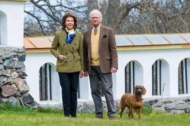 La reine Silvia et le roi Carl XVI Gustaf de Suède avec leur chien Brandie au château de Stenhammar à Flen, le 29 avril 2020