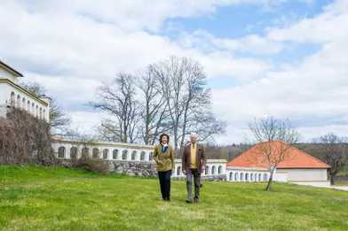 La reine Silvia et le roi Carl XVI Gustaf de Suède au château de Stenhammar à Flen, le 29 avril 2020
