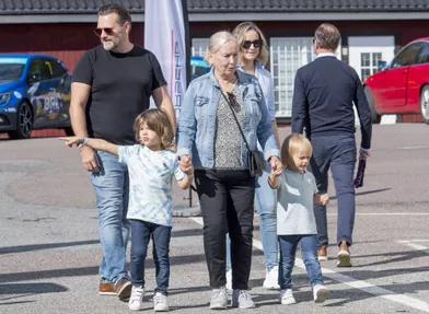 Lesprinces Alexander et Gabriel de Suède avec leur grand-mère Marie Hellqvist et leur tante Lina sur le circuit de Gelleråsen à Karlskoga, le 21 août 2021