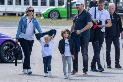 Lesprinces Alexander et Gabriel de Suède avec leur tante Lina Hellqvist sur le circuit de Gelleråsen à Karlskoga, le 20 août 2021