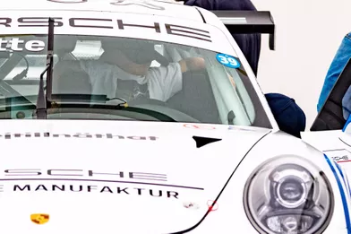 Le princeGabriel de Suède dans la Porsche de son papa sur le circuit de Gelleråsen à Karlskoga, le 20 août 2021