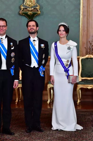 La princesse Sofia de Suède, dans une robeSafiyaa, avec son mari le prince Carl Philip et son beau-frère le prince Daniel à Stockholm, le 24 novembre 2021