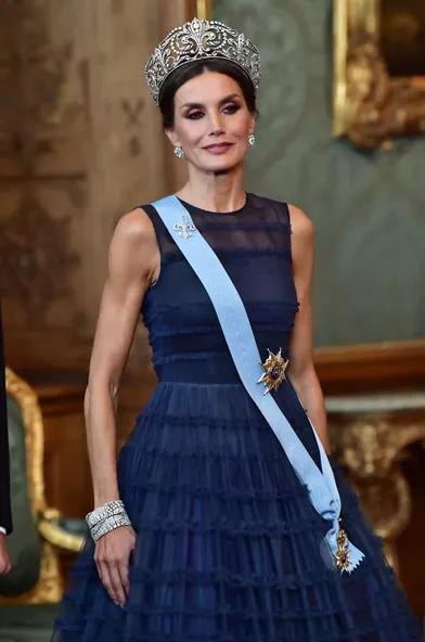 La reine Letizia d'Espagne coiffée du diadème &quot;fleur de lys&quot; à Stockholm, le 24 novembre 2021