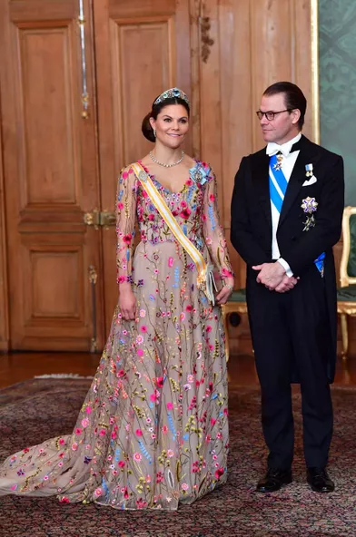 La princesse héritière Victoria de Suède, dans une robeFrida Jonsvens,et le prince Daniel à Stockholm, le 24 novembre 2021