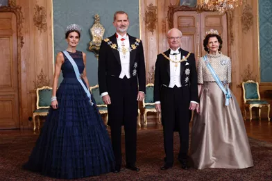 La reine Letizia et le roi Felipe VI d'Espagne avec la reine Silvia et le roi Carl XVI Gustaf de Suède à Stockholm, le 24 novembre 2021