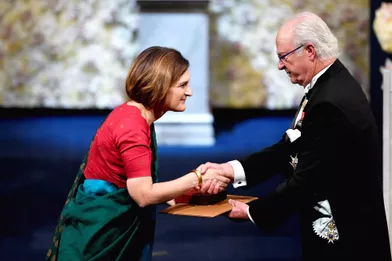 Le roi Carl XVI Gustaf de Suède remet le prix Nobel d'économie à la FrançaiseEsther Duflo à Peter Handke à Stockholm, le 10 décembre 2019