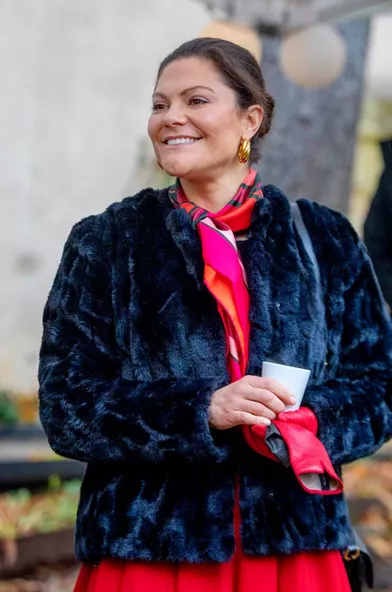 La princesse héritière Victoria de Suède, dans une veste en fausse fourrureFilippa K, à Paris, le 5 décembre 2021