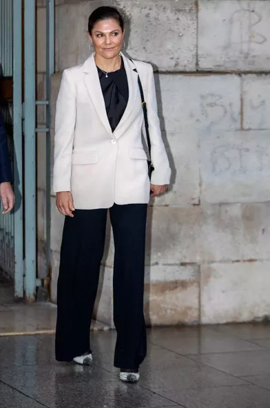 La princesse héritière Victoria de Suède dans une veste Andiataà Paris, le 6 décembre 2021