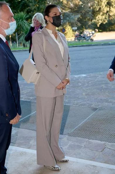 La princesse Victoria de Suède avec son sac Susan Szatmaryà Rome, le 19 octobre 2021