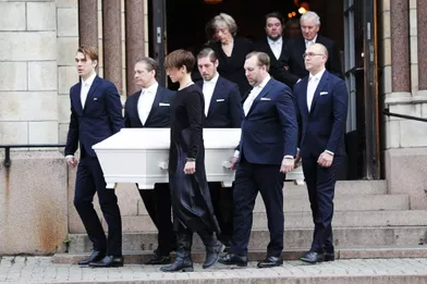 Le cercueil de la comtesse Dagmar Bernadotte porté par ses petits-enfants à Stockholm, le 4 février 2020