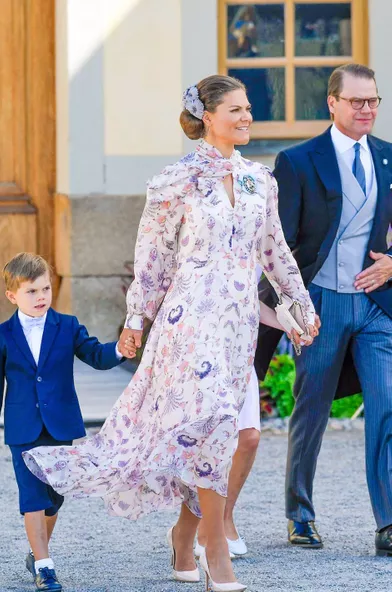 La princesse héritière Victoria de Suède dans une robe By Malina, au baptême de son neveu le prince Julian le 14 août 2021