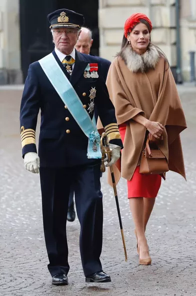 La reine Letizia d'Espagne dans une cape Carolina Herrera à Stockholm, le 24 novembre 2021