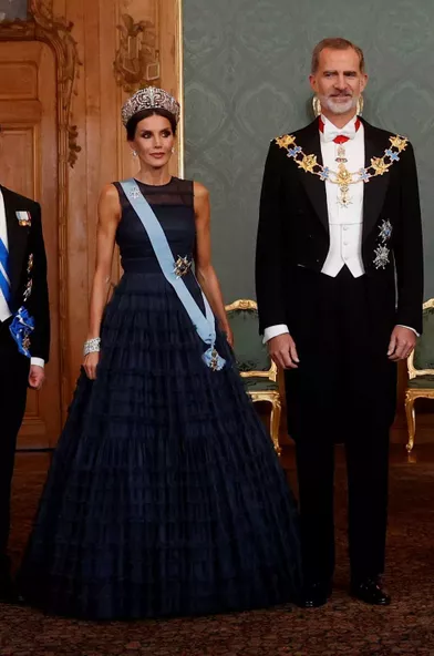 La reine Letizia d'Espagne dans une robe du soir H&amp;M Conscious Exclusive à Stockholm, le 24 novembre 2021