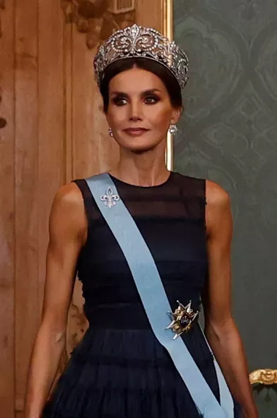 Le diadème et la broche &quot;fleur de lys&quot; de la reine Letizia d'Espagne à Stockholm, le 24 novembre 2021