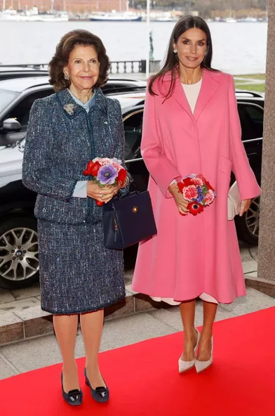 La reine Letizia d'Espagne dans un manteau Carolina Herrera à Stockholm, le 25 novembre 2021