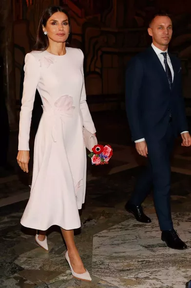 La reine Letizia d'Espagne dans une robe Pedro del Hierroà Stockholm, le 25 novembre 2021