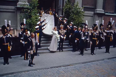 Silvia Sommerlath, dans une robe de Marc Bohan, et le roi Carl XVI Gustaf de Suède, le 19 juin 1976 jour de leur mariage à Stockholm