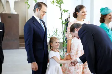 La princesse Estelle saluée par le Premier ministre suédois aux 40 ans de la princesse Victoria, le 14 juillet 2017.