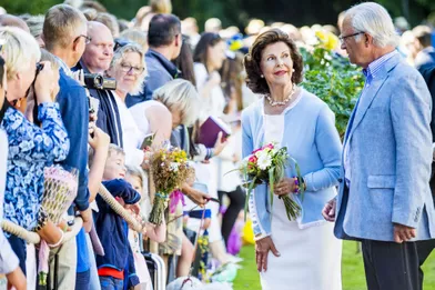 La reine Silvia et le roi Carl XVI Gustav sur l'île d'Öland, le 15 juillet 2017.