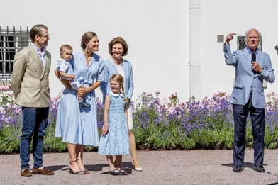 Victoria de Suède, son mari Daniel et leurs enfants Estelle et Oscar et la reine Silvia et le roi Carl XVI Gustav sur l'île d'Öland, le 15 juillet 2017.