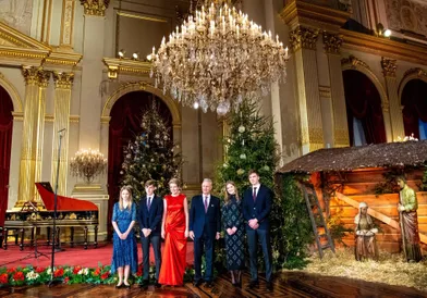 La reine Mathilde et le roi des Belges Philippe avec leurs quatre enfants, à Bruxelles le 21 décembre 2021