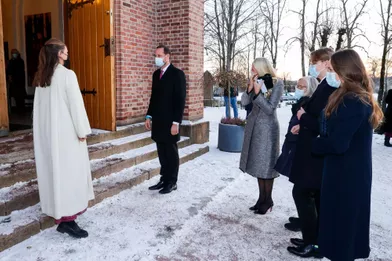 Le prince Haakon et la princesse Mette-Marit de Norvège avec la princesse Ingrid Alexandra, le prince Sverre Magnus et Marit Tjessem à Asker, le 24 décembre 2021