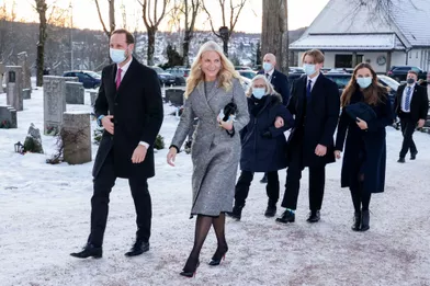La princesse Mette-Marit et le prince Haakon de Norvège avec la princesse Ingrid Alexandra, le prince Sverre Magnus et Marit Tjessem à Asker, le 24 décembre 2021