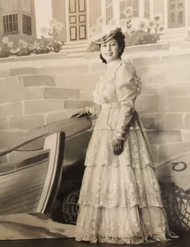 La princesse Elizabeth dans la pantomime &quot;Old Mother Red Riding Boots&quot;, jouée au château de Windsor en décembre 1944