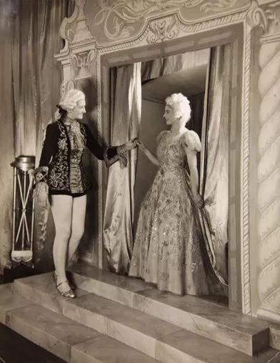 La princesse Elizabeth dans la pantomime &quot;Old Mother Red Riding Boots&quot; au château de Windsor, en décembre 1944
