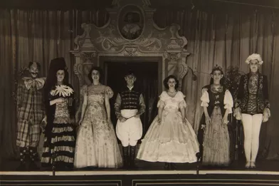 Les princesses Elizabeth et Margaret dans la pantomime &quot;Old Mother Red Riding Boots&quot; au château de Windsor, en décembre 1944