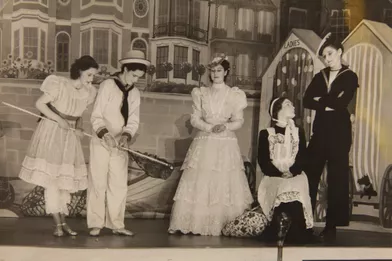 Les princesses Elizabeth et Margaret jouant dans la pantomime &quot;Old Mother Red Riding Boots&quot; au château de Windsor, en décembre 1944