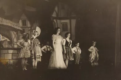 La princesse Elizabeth et sa sœur la princesse Margaret dans la pantomime &quot;Old Mother Red Riding Boots&quot; au château de Windsor, en décembre 1944