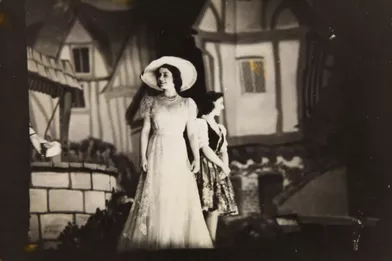 La princesse Elizabeth et sa petite sœur la princesse Margaret jouant dans la pantomime &quot;Old Mother Red Riding Boots&quot; au château de Windsor, en décembre 1944