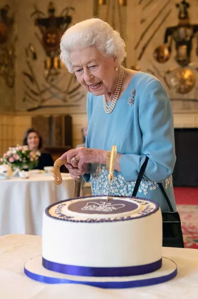 La Reine Elizabeth Ii Ravie De Couper Son Gateau D Anniversaire A La Veille De Ses 70 Ans De Regne