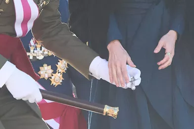 Le roi Felipe VI d'Espagne redonneà la reine Letiziasa broche qui était tombée par terre, à Madrid le 6 janvier 2022