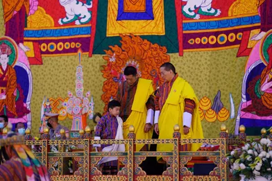 Le roi du BhoutanJigme Khesar Namgyel Wangchuck,son fils aîné le prince héritierJigme Namgyel et son père l'ex-roi Jigme Signye, à Thimphou le 17 décembre 2021