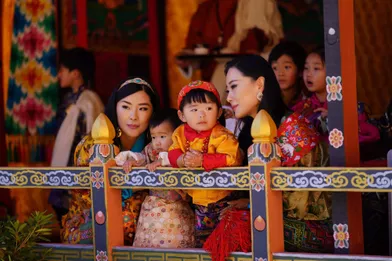 Le petit princeJigme Singye (à gauche) avec lesprincesses Dechen Yangzom et Kezang Choden à Thimphou, le 17 décembre 2021