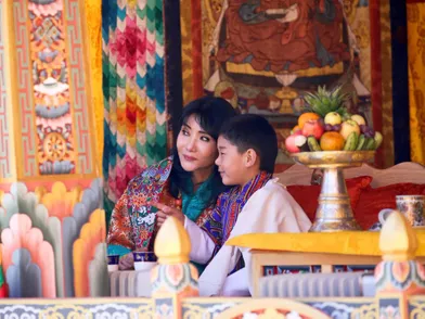 Le prince héritierJigme Namgyel avec la reine-mère Sangay Choden, à Thimphou le 17 décembre 2021